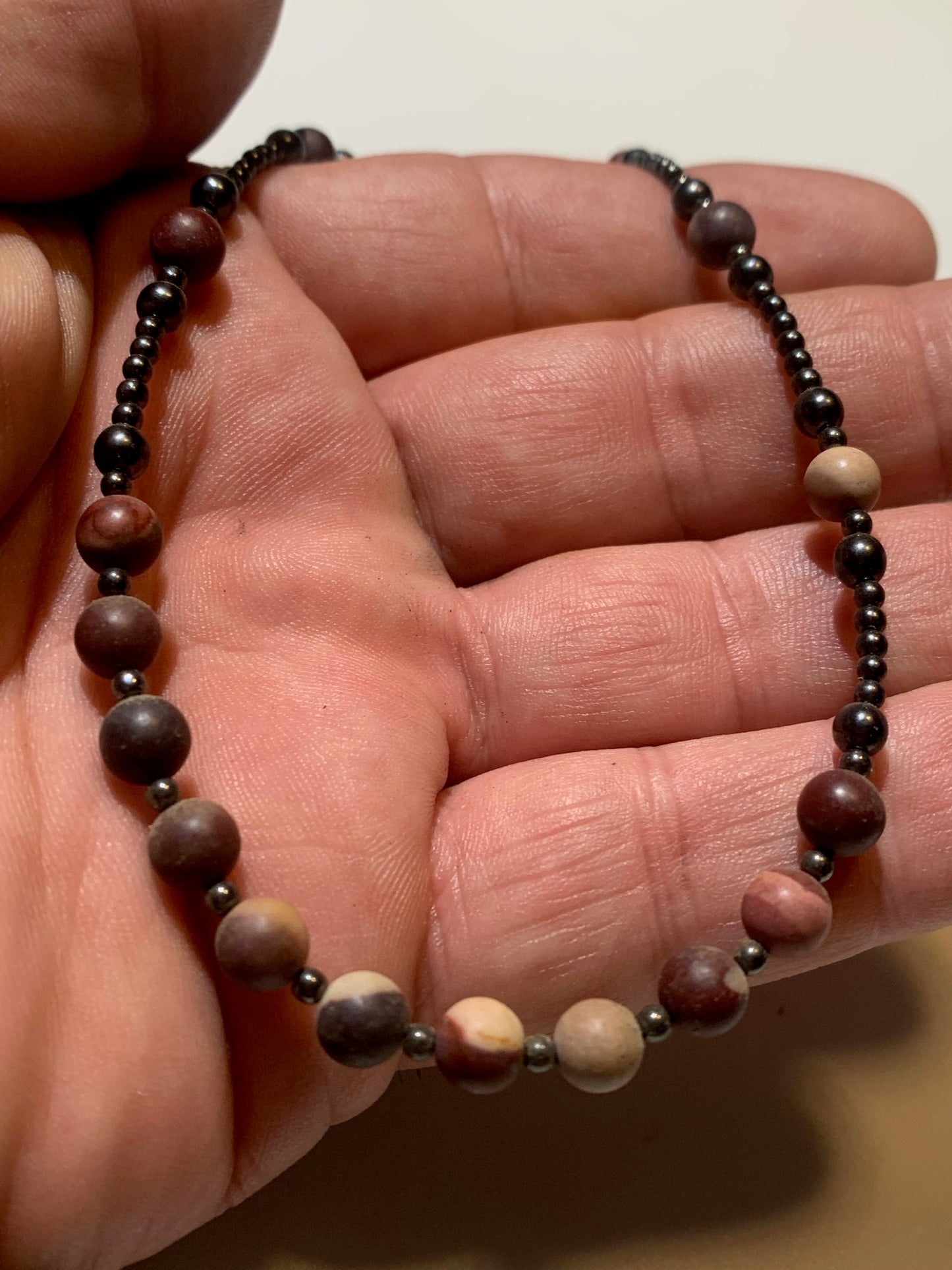 Collier créé par Zen Curiosity – Jaspe Mokaïte et hématite, perles rondes de 6 mm, finition mate, longueur 44 cm