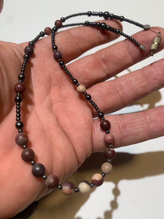 Collier créé par Zen Curiosity – Jaspe Mokaïte et hématite, perles rondes de 6 mm, finition mate, longueur 44 cm