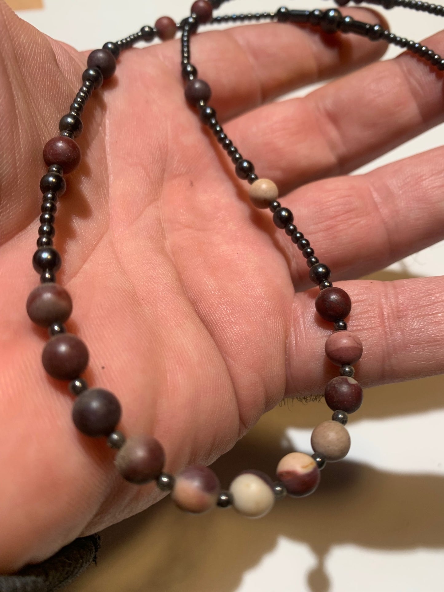 Collier créé par Zen Curiosity – Jaspe Mokaïte et hématite, perles rondes de 6 mm, finition mate, longueur 44 cm