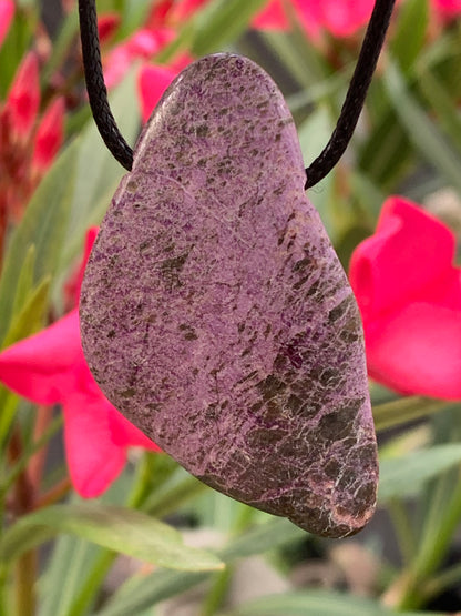 Stichite/ Stichtite, pendentif de 52mm de ht x30 x10. Vendu avec un cordon réglable de couleur noire !