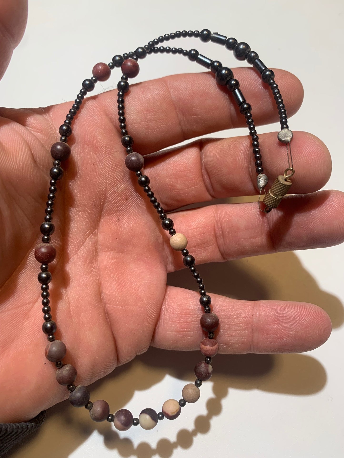 Collier créé par Zen Curiosity – Jaspe Mokaïte et hématite, perles rondes de 6 mm, finition mate, longueur 44 cm