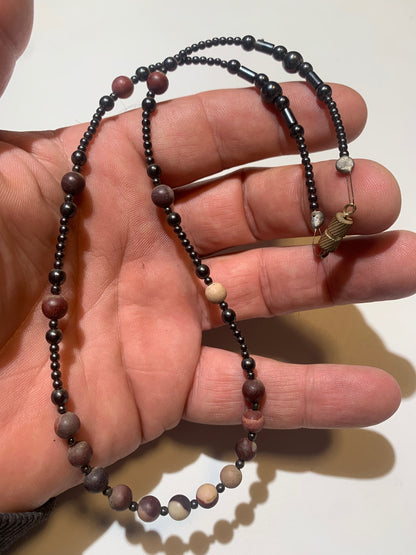 Collier créé par Zen Curiosity – Jaspe Mokaïte et hématite, perles rondes de 6 mm, finition mate, longueur 44 cm