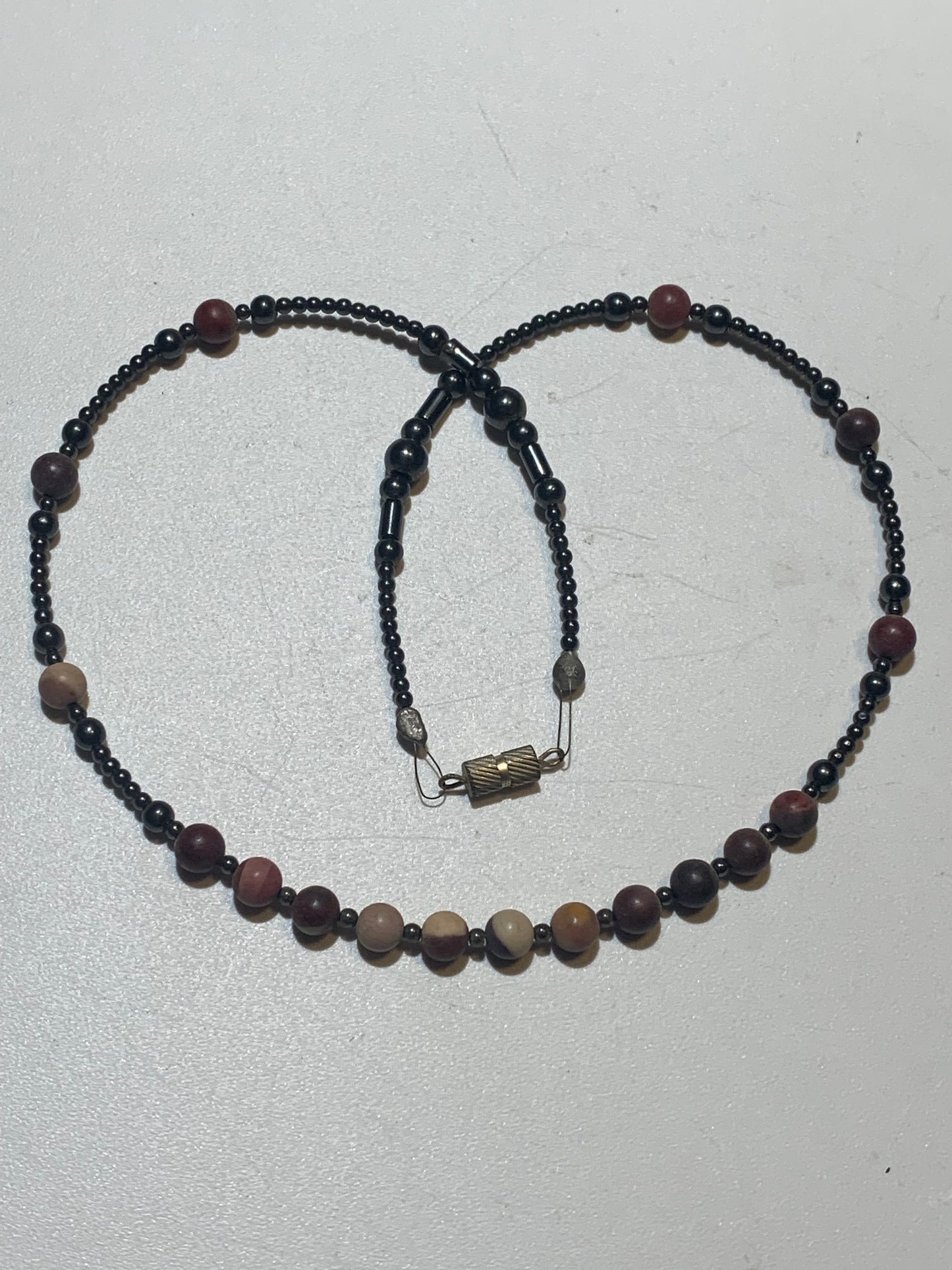 Collier créé par Zen Curiosity – Jaspe Mokaïte et hématite, perles rondes de 6 mm, finition mate, longueur 44 cm