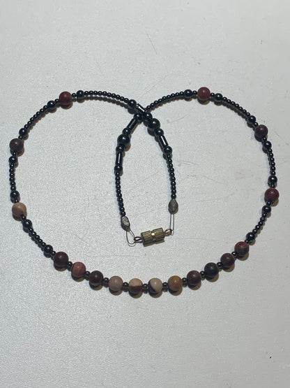 Collier créé par Zen Curiosity – Jaspe Mokaïte et hématite, perles rondes de 6 mm, finition mate, longueur 44 cm