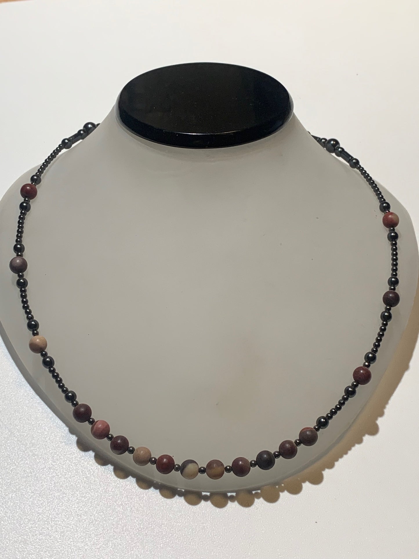 Collier créé par Zen Curiosity – Jaspe Mokaïte et hématite, perles rondes de 6 mm, finition mate, longueur 44 cm