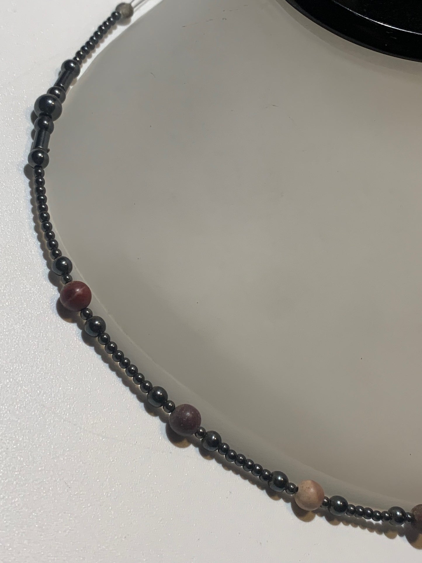 Collier créé par Zen Curiosity – Jaspe Mokaïte et hématite, perles rondes de 6 mm, finition mate, longueur 44 cm