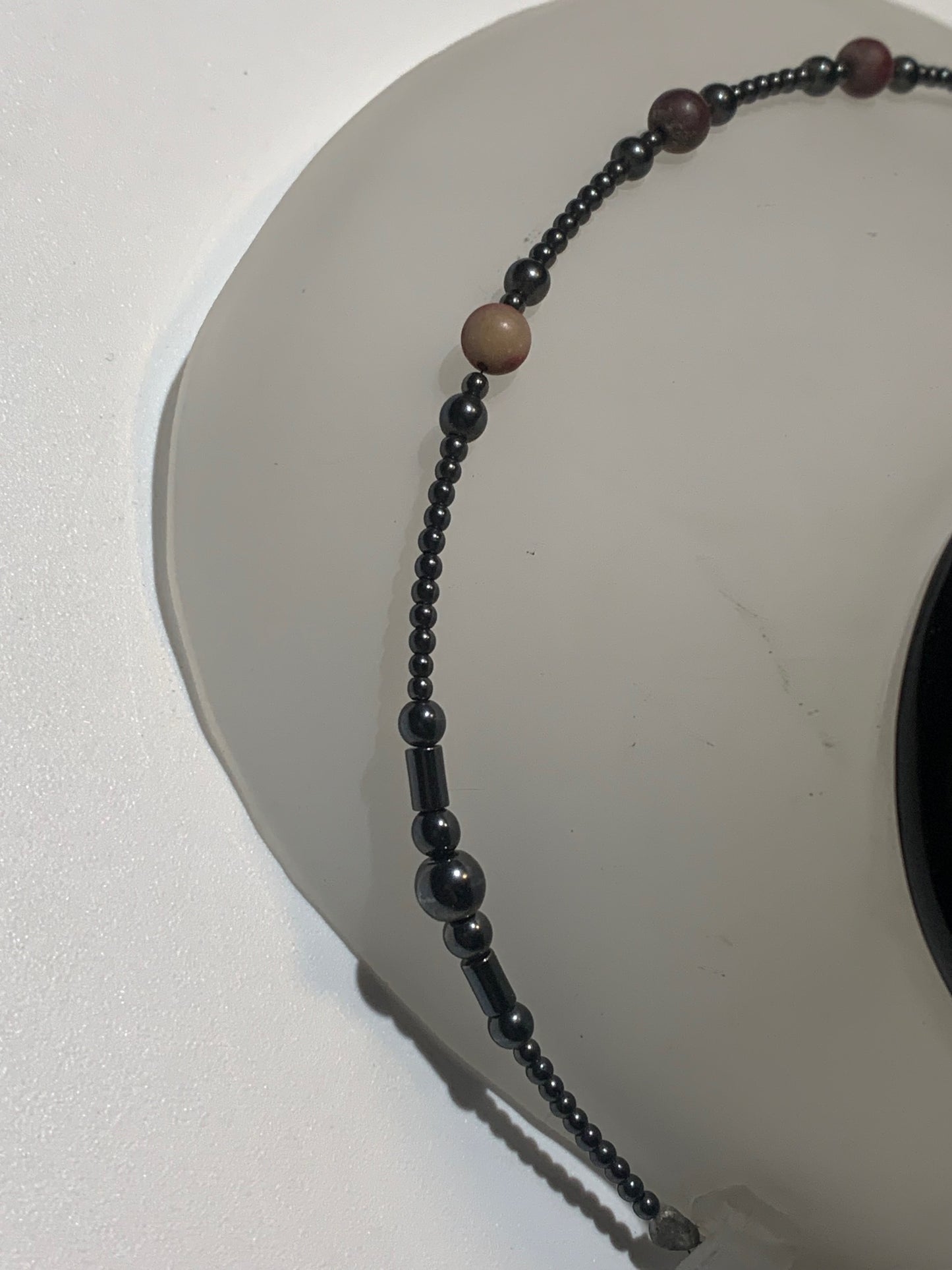 Collier créé par Zen Curiosity – Jaspe Mokaïte et hématite, perles rondes de 6 mm, finition mate, longueur 44 cm