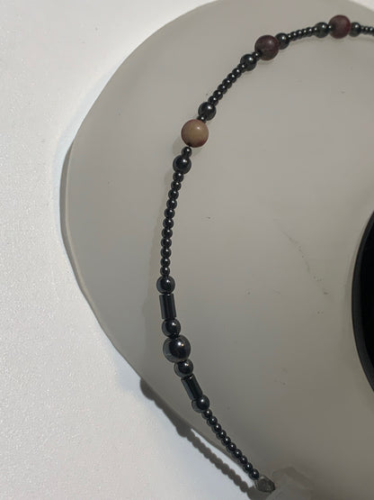 Collier créé par Zen Curiosity – Jaspe Mokaïte et hématite, perles rondes de 6 mm, finition mate, longueur 44 cm