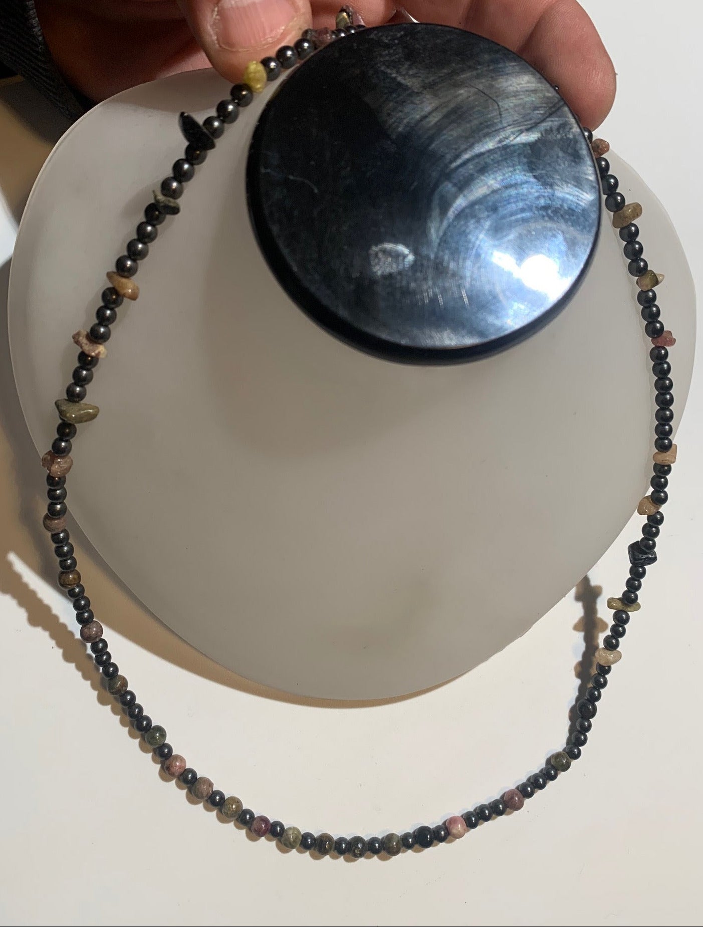 Collier créé par Zen Curiosity – Tourmaline et hématite, perles rondes et baroques de 4 à 7 mm, longueur 56 cm