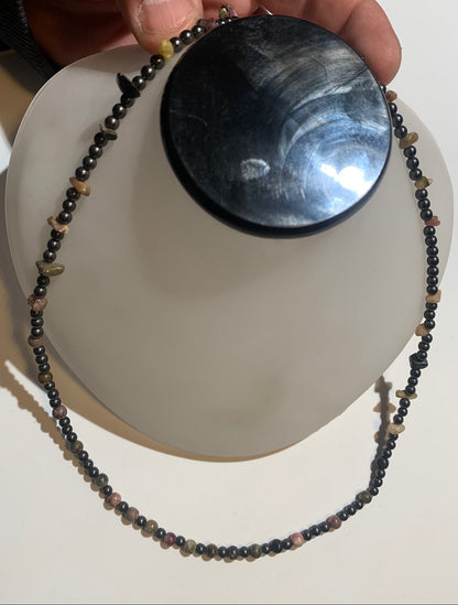 Collier créé par Zen Curiosity – Tourmaline et hématite, perles rondes et baroques de 4 à 7 mm, longueur 56 cm