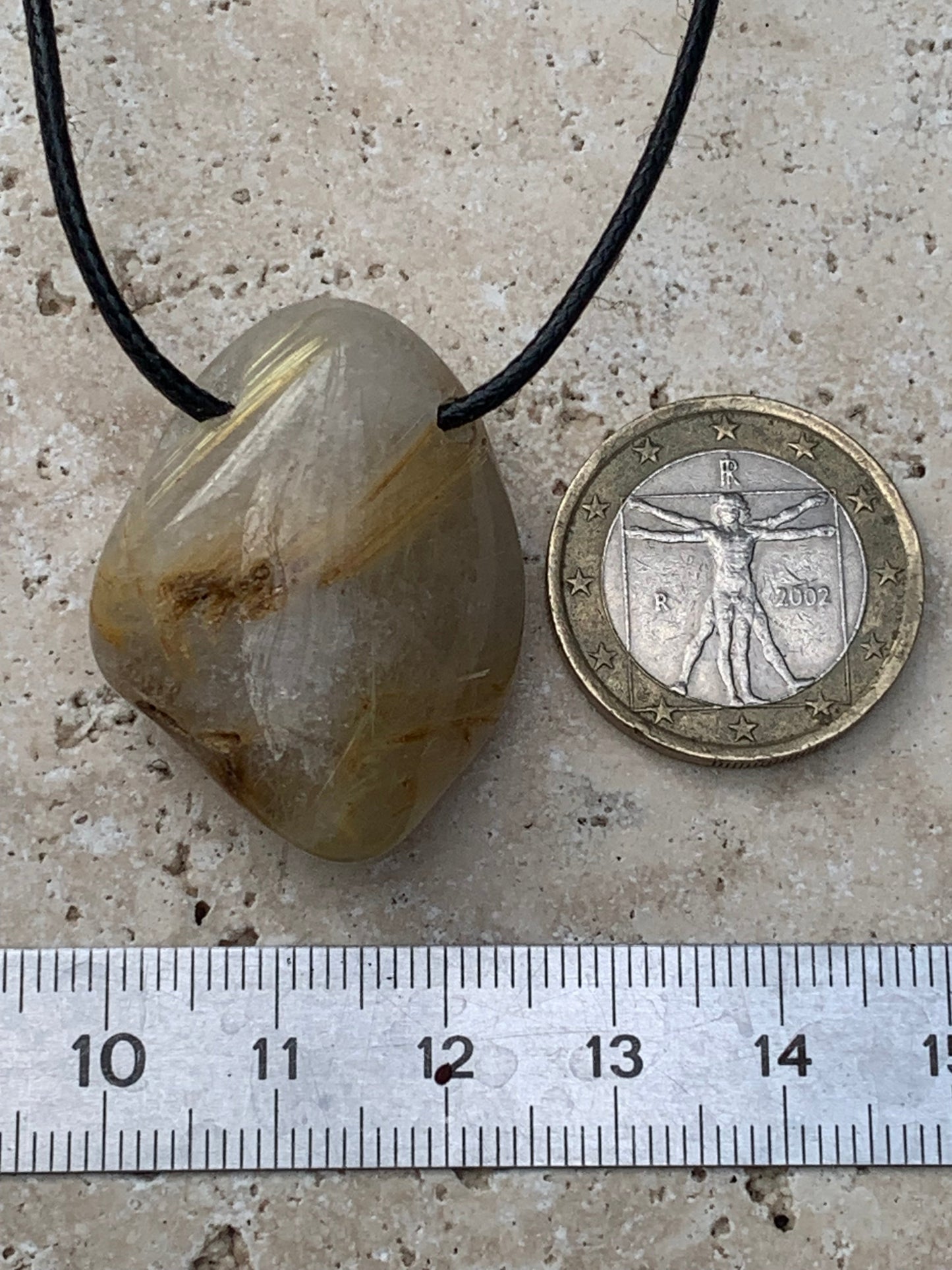 Cristal de roche/ quartz avec inclusions de rutiles dorés - Pendentif en Argent, 34mm de ht x 26 de largeur x 15 d'épaisseur. Vendu avec cordon réglable de couleur noire !