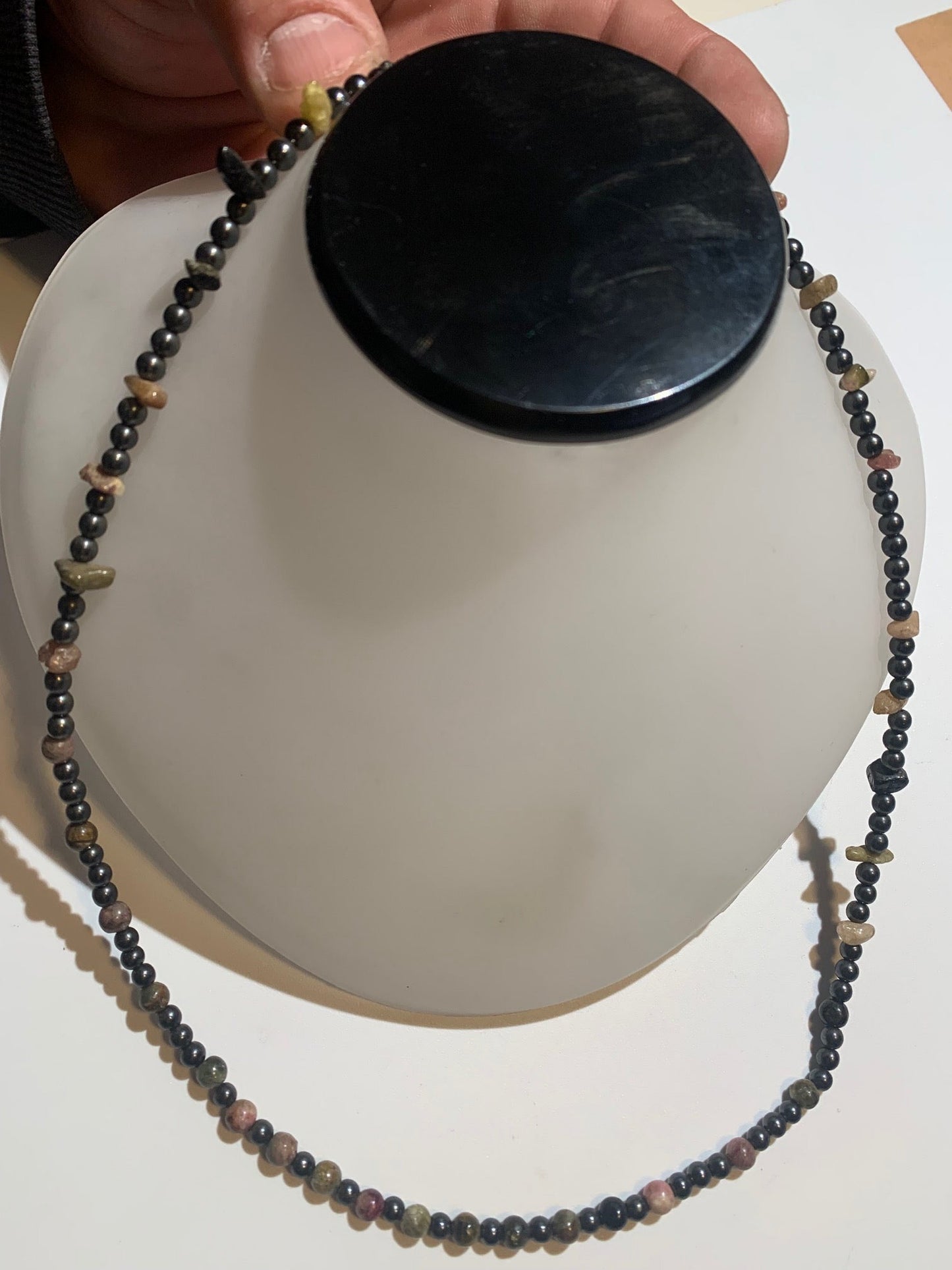 Collier créé par Zen Curiosity – Tourmaline et hématite, perles rondes et baroques de 4 à 7 mm, longueur 56 cm