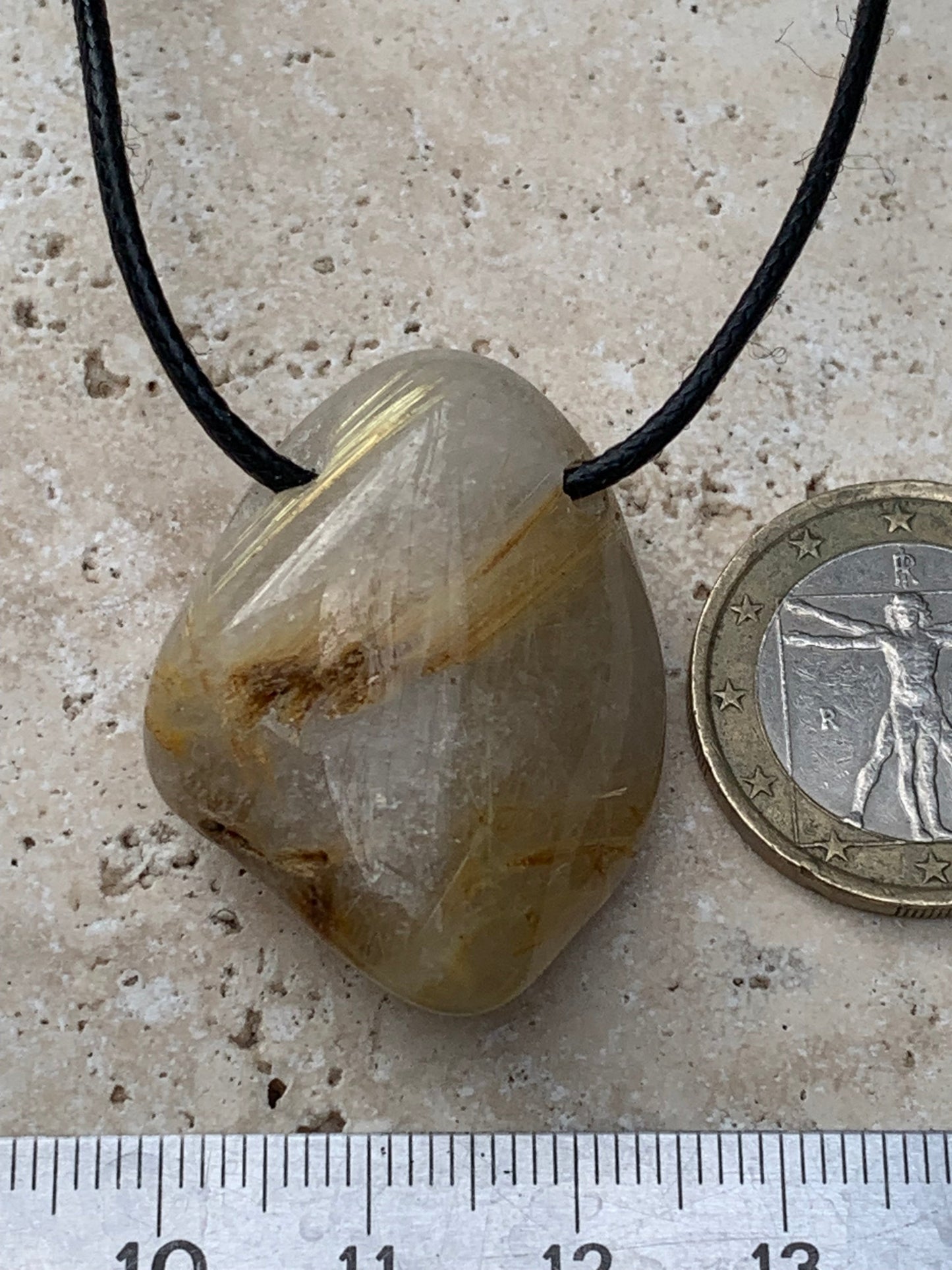 Cristal de roche/ quartz avec inclusions de rutiles dorés - Pendentif en Argent, 34mm de ht x 26 de largeur x 15 d'épaisseur. Vendu avec cordon réglable de couleur noire !