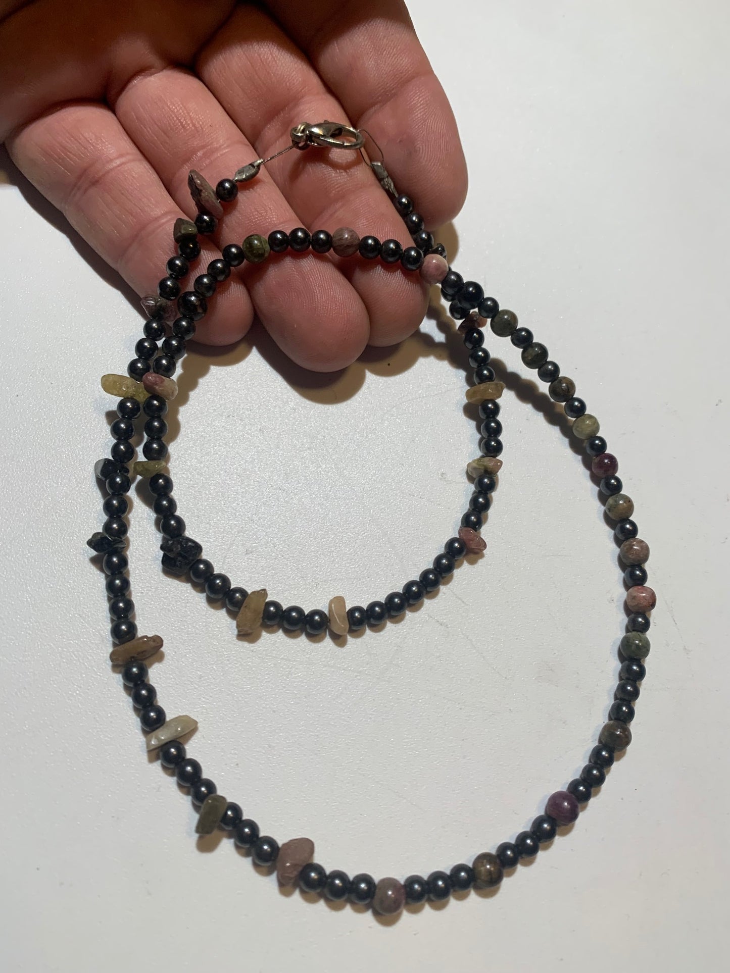 Collier créé par Zen Curiosity – Tourmaline et hématite, perles rondes et baroques de 4 à 7 mm, longueur 56 cm