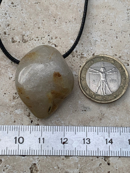 Cristal de roche/ quartz avec inclusions de rutiles dorés - Pendentif en Argent, 34mm de ht x 26 de largeur x 15 d'épaisseur. Vendu avec cordon réglable de couleur noire !
