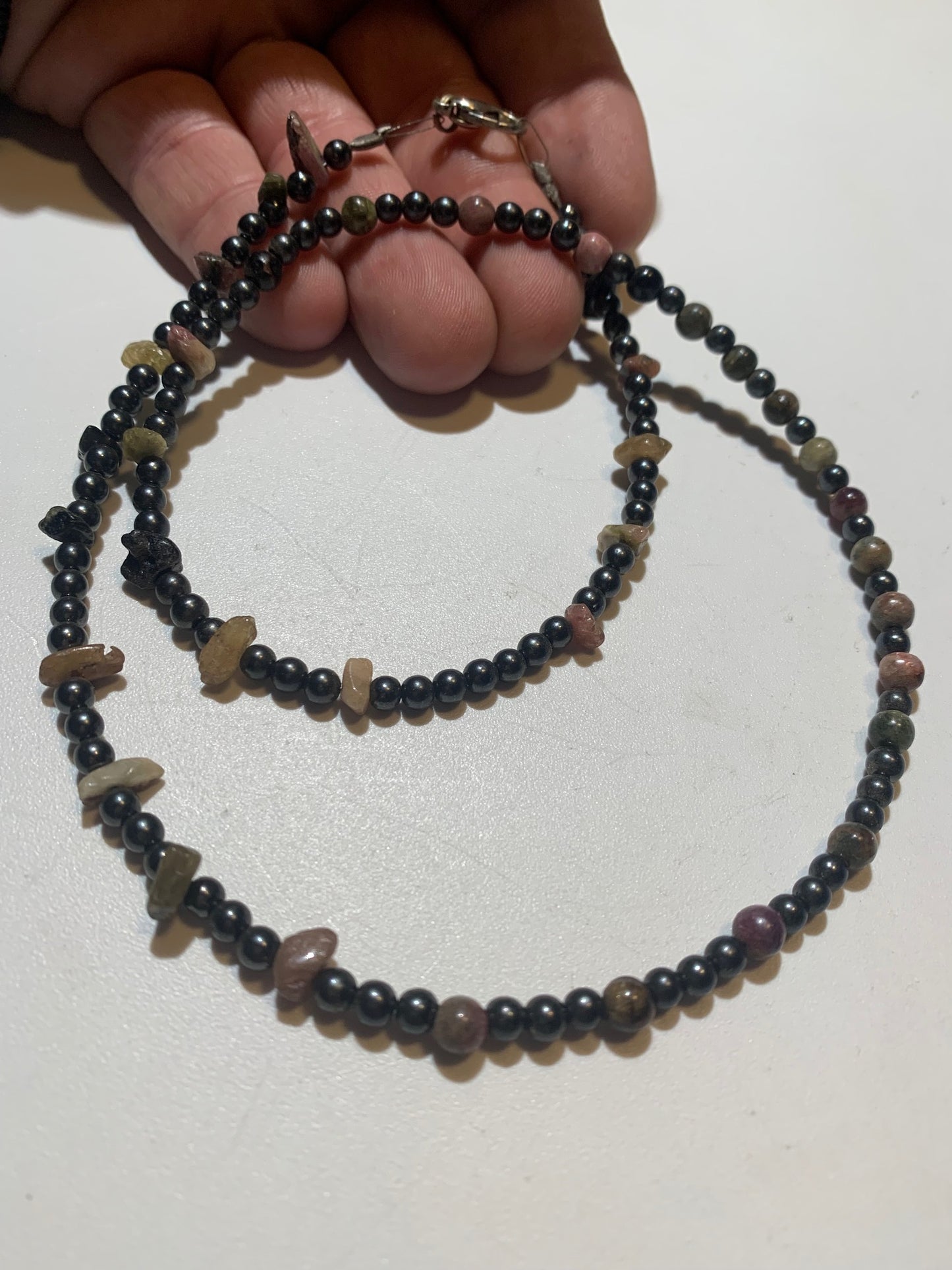 Collier créé par Zen Curiosity – Tourmaline et hématite, perles rondes et baroques de 4 à 7 mm, longueur 56 cm