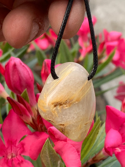 Cristal de roche/ quartz avec inclusions de rutiles dorés - Pendentif en Argent, 34mm de ht x 26 de largeur x 15 d'épaisseur. Vendu avec cordon réglable de couleur noire !