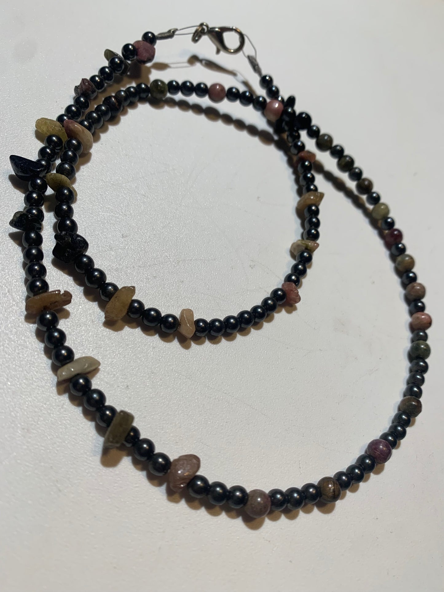 Collier créé par Zen Curiosity – Tourmaline et hématite, perles rondes et baroques de 4 à 7 mm, longueur 56 cm