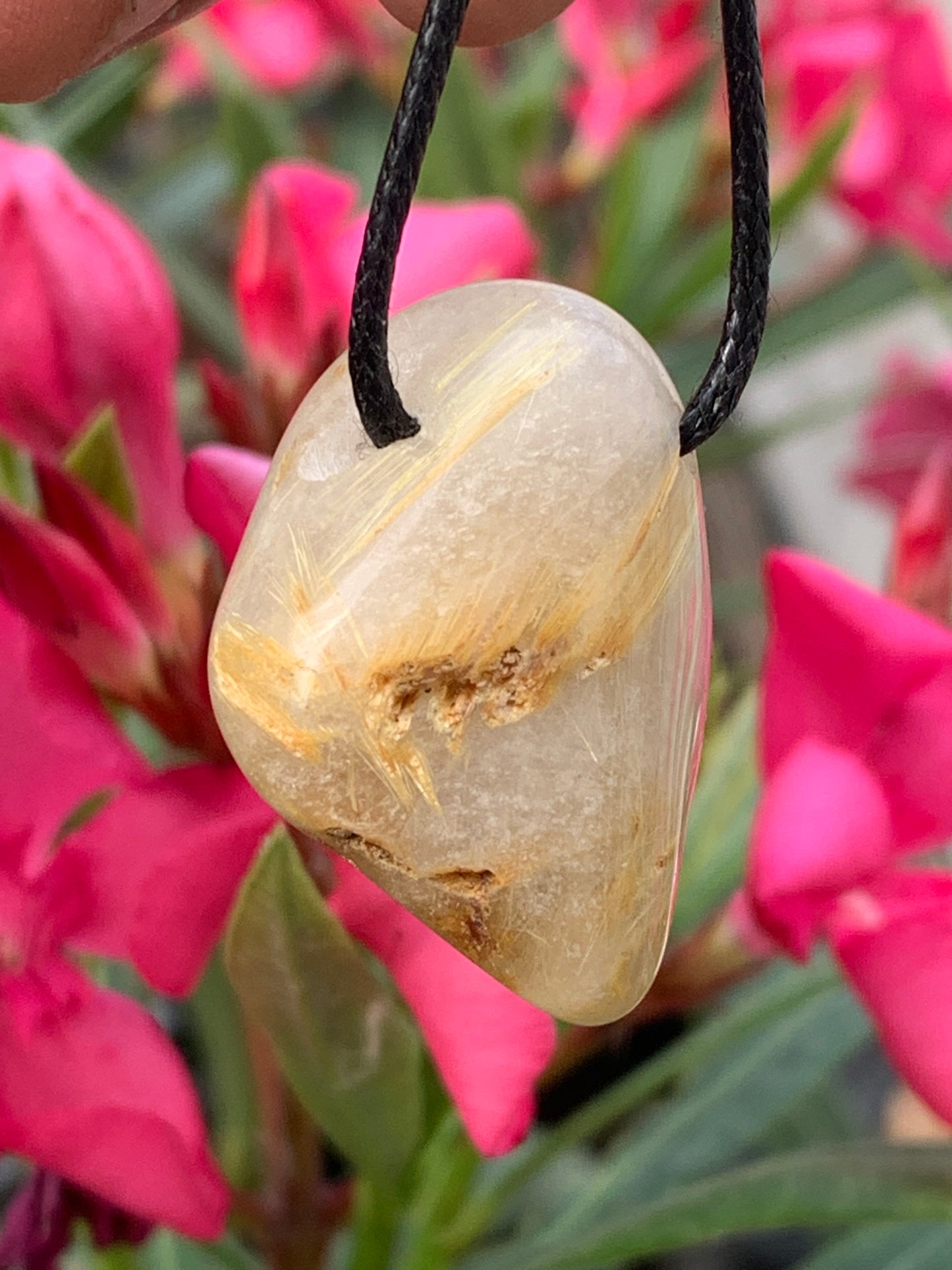 Cristal de roche/ quartz avec inclusions de rutiles dorés - Pendentif en Argent, 34mm de ht x 26 de largeur x 15 d'épaisseur. Vendu avec cordon réglable de couleur noire !
