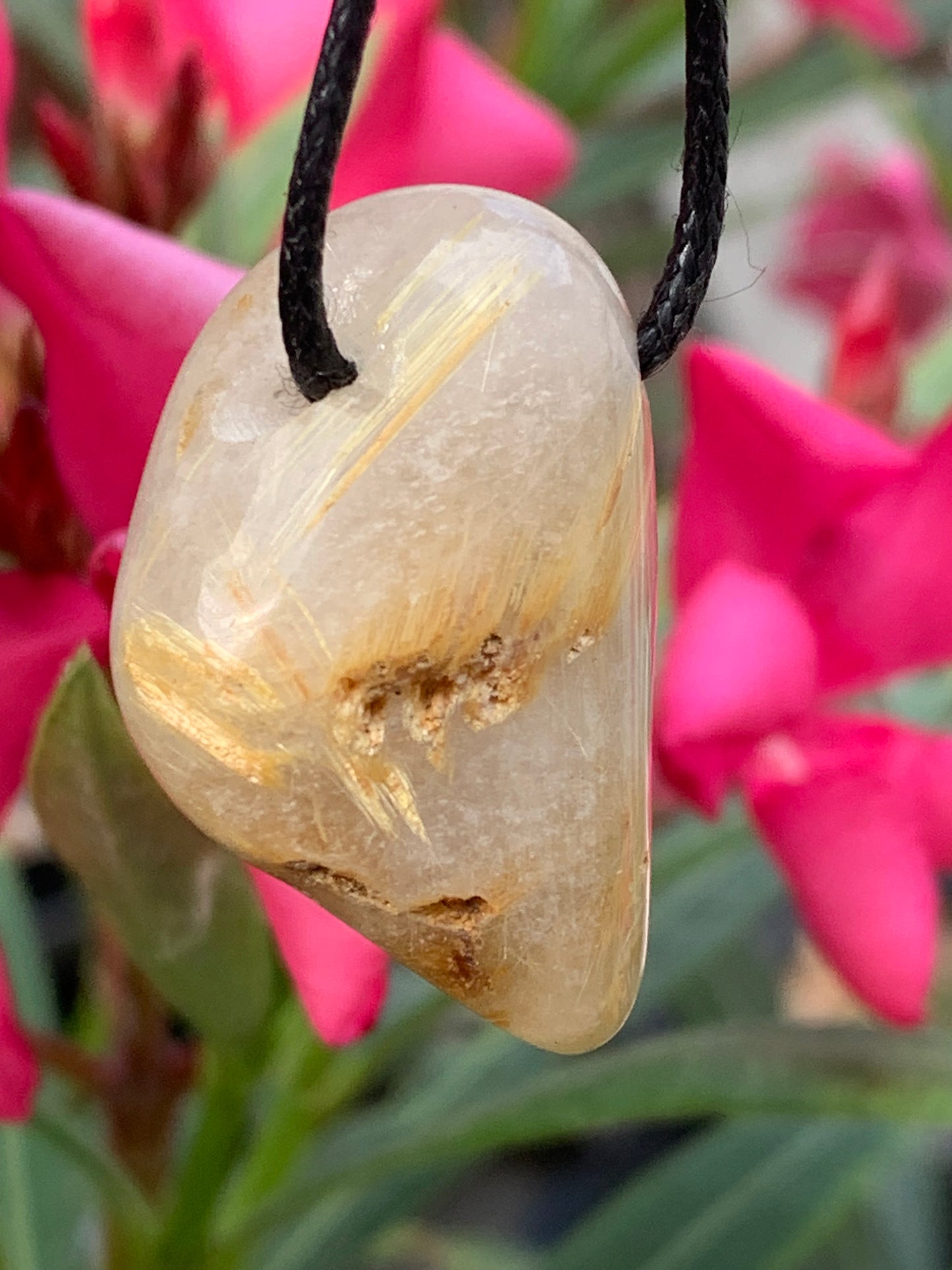 Cristal de roche/ quartz avec inclusions de rutiles dorés - Pendentif en Argent, 34mm de ht x 26 de largeur x 15 d'épaisseur. Vendu avec cordon réglable de couleur noire !