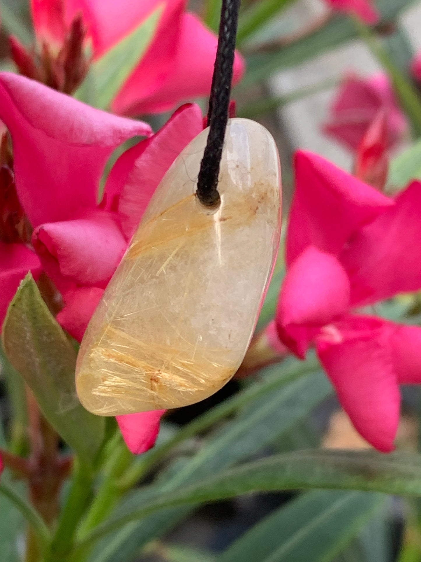 Cristal de roche/ quartz avec inclusions de rutiles dorés - Pendentif en Argent, 34mm de ht x 26 de largeur x 15 d'épaisseur. Vendu avec cordon réglable de couleur noire !