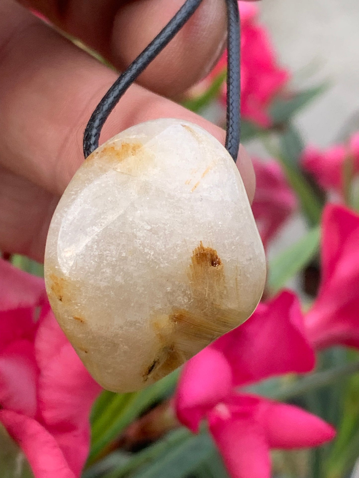 Cristal de roche/ quartz avec inclusions de rutiles dorés - Pendentif en Argent, 34mm de ht x 26 de largeur x 15 d'épaisseur. Vendu avec cordon réglable de couleur noire !
