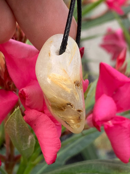 Cristal de roche/ quartz avec inclusions de rutiles dorés - Pendentif en Argent, 34mm de ht x 26 de largeur x 15 d'épaisseur. Vendu avec cordon réglable de couleur noire !