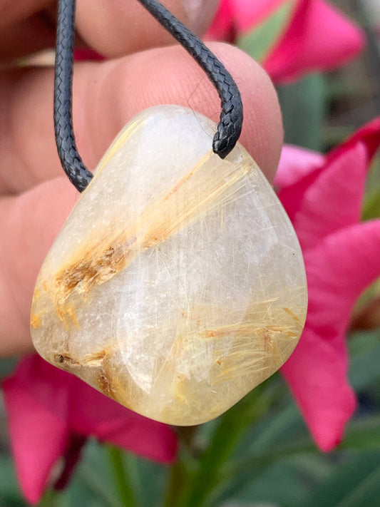 Cristal de roche/ quartz avec inclusions de rutiles dorés - Pendentif en Argent, 34mm de ht x 26 de largeur x 15 d'épaisseur. Vendu avec cordon réglable de couleur noire !