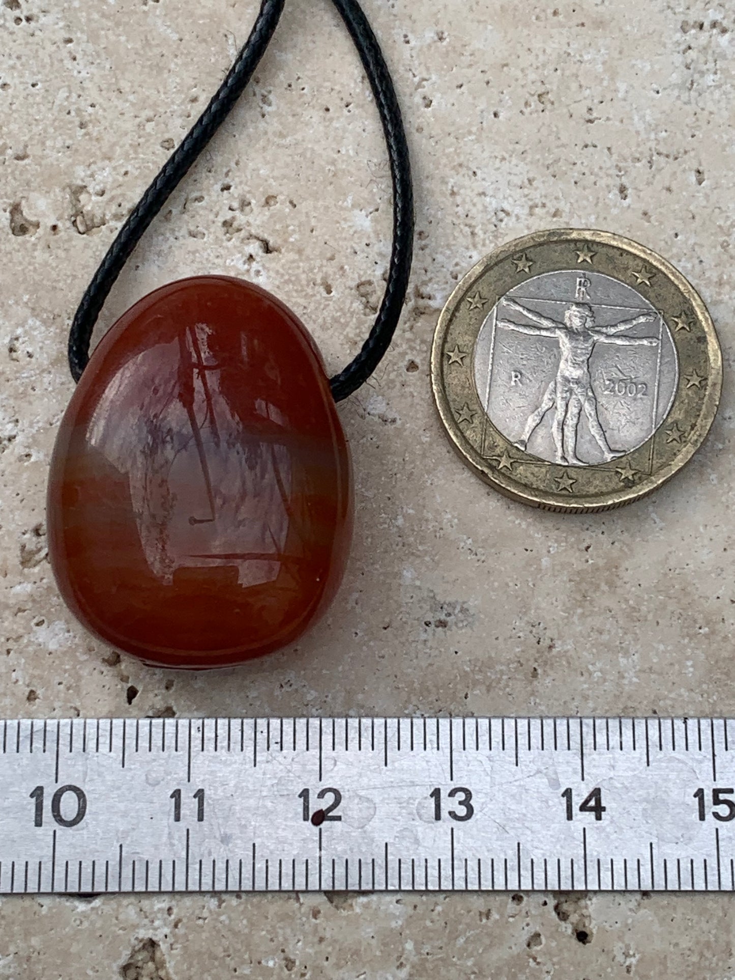Cornaline, pendentif de 31mm de hauteur x 23 de largeur x 12 d'épaisseur. Vendu avec cordon réglable de couleur noire !