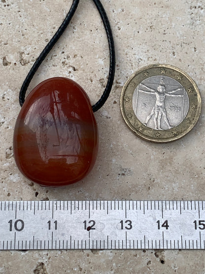 Cornaline, pendentif de 31mm de hauteur x 23 de largeur x 12 d'épaisseur. Vendu avec cordon réglable de couleur noire !
