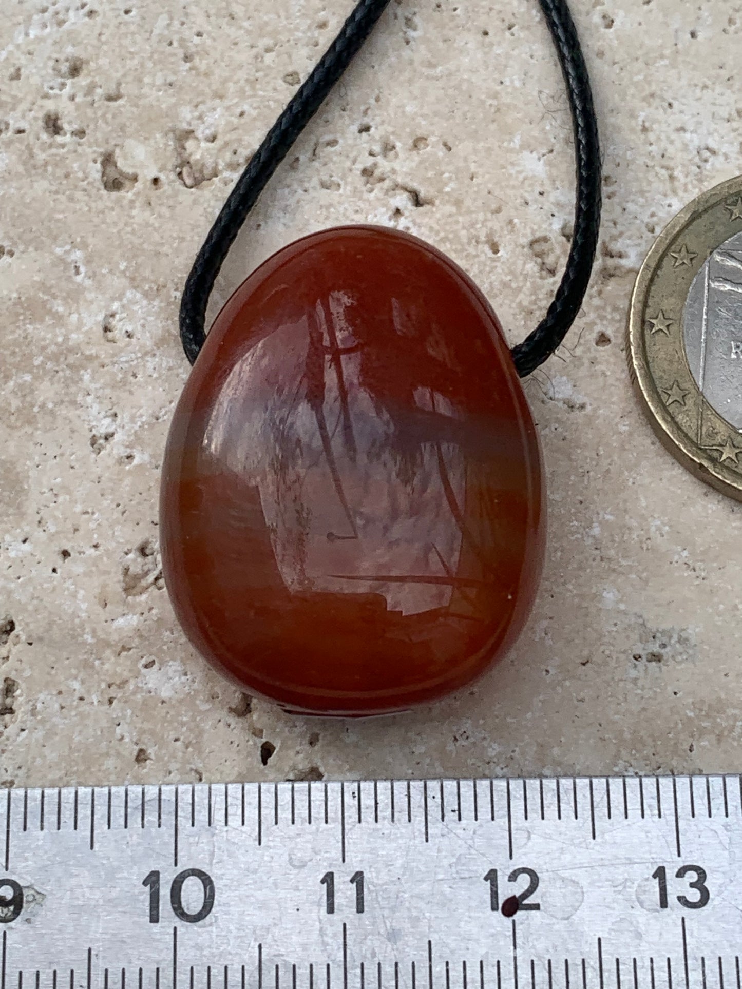 Cornaline, pendentif de 31mm de hauteur x 23 de largeur x 12 d'épaisseur. Vendu avec cordon réglable de couleur noire !