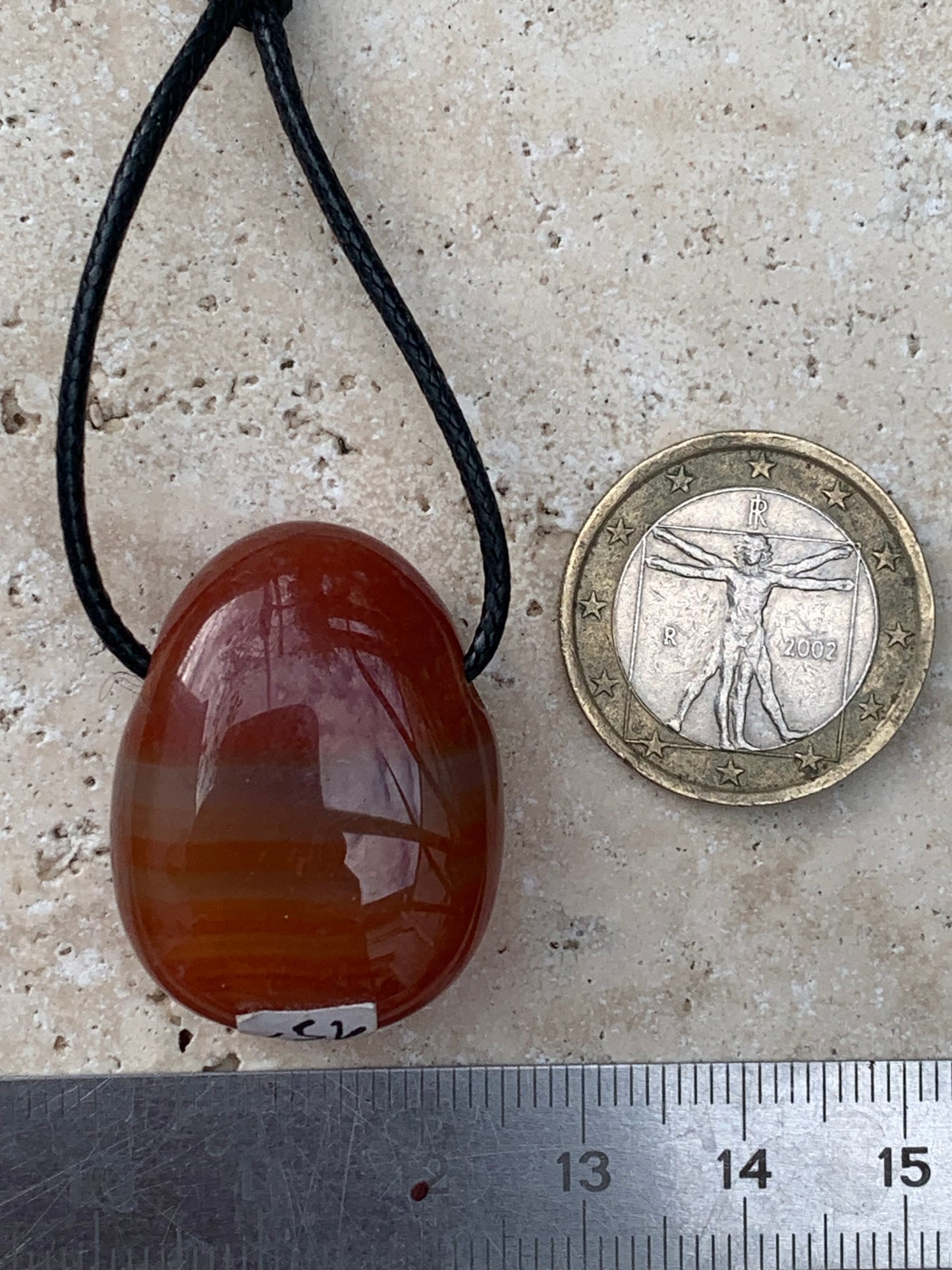 Cornaline, pendentif de 31mm de hauteur x 23 de largeur x 12 d'épaisseur. Vendu avec cordon réglable de couleur noire !