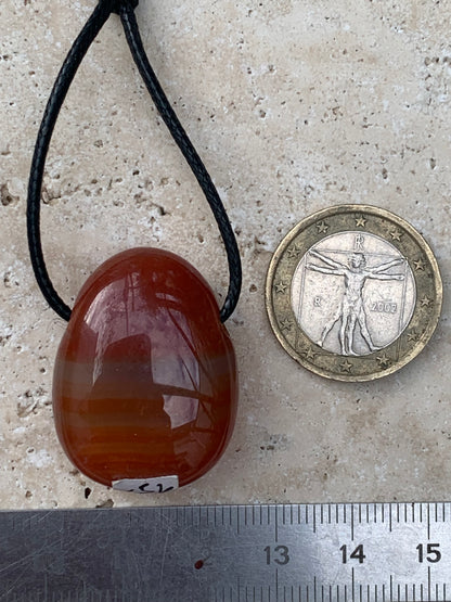 Cornaline, pendentif de 31mm de hauteur x 23 de largeur x 12 d'épaisseur. Vendu avec cordon réglable de couleur noire !
