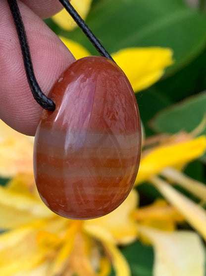 Cornaline, pendentif de 31mm de hauteur x 23 de largeur x 12 d'épaisseur. Vendu avec cordon réglable de couleur noire !