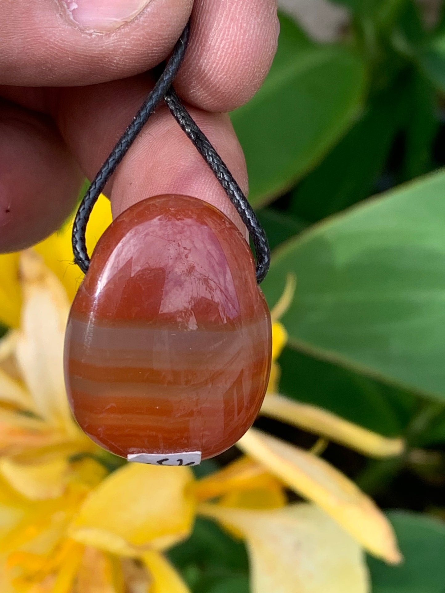 Cornaline, pendentif de 31mm de hauteur x 23 de largeur x 12 d'épaisseur. Vendu avec cordon réglable de couleur noire !