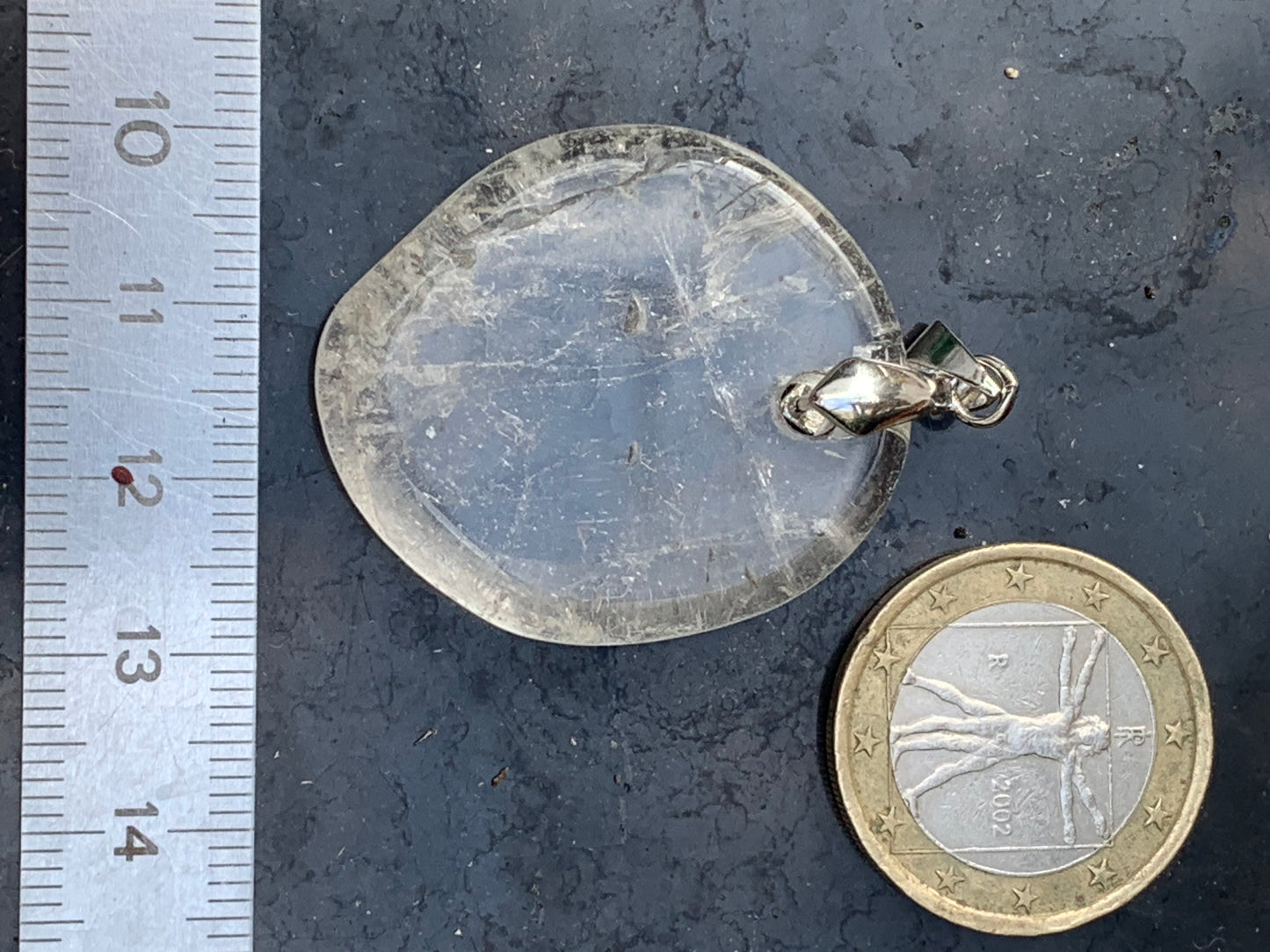 Cristal de roche/ Quartz, pendentif de 45mm de hauteur x 30 de largeur x 7 d'épaisseur. Vendu avec cordon réglable de couleur noire !