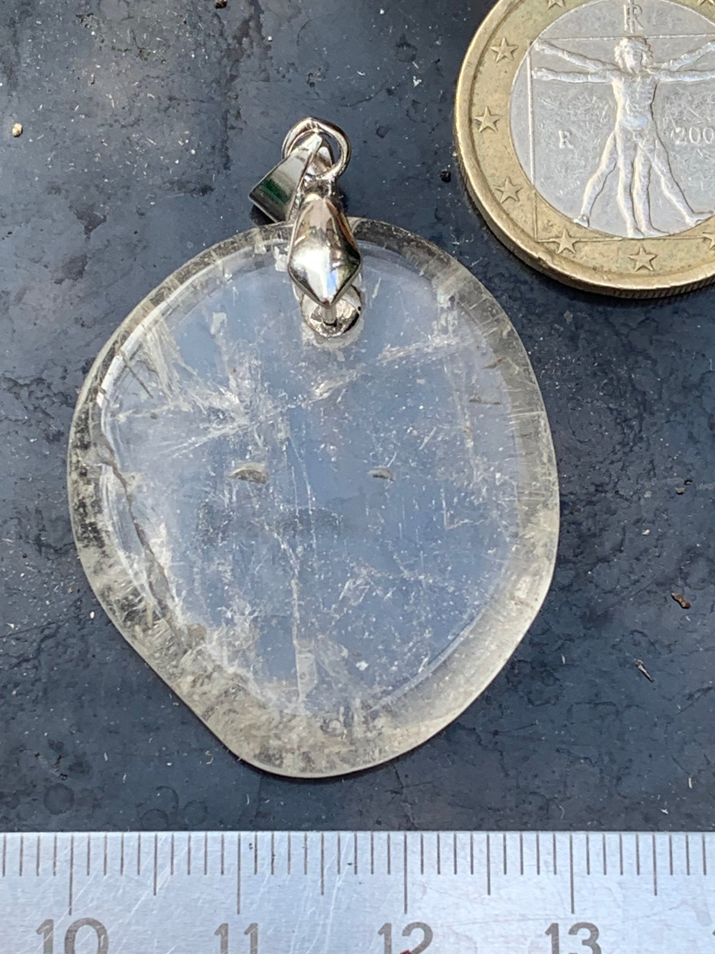 Cristal de roche/ Quartz, pendentif de 45mm de hauteur x 30 de largeur x 7 d'épaisseur. Vendu avec cordon réglable de couleur noire !