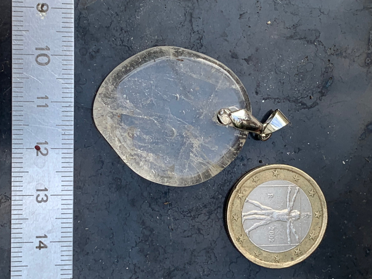 Cristal de roche/ Quartz, pendentif de 45mm de hauteur x 30 de largeur x 7 d'épaisseur. Vendu avec cordon réglable de couleur noire !