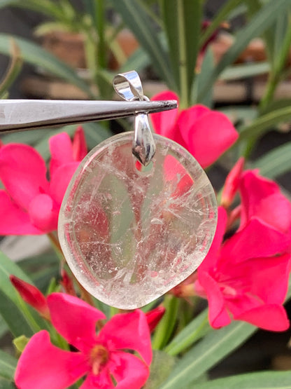 Cristal de roche/ Quartz, pendentif de 45mm de hauteur x 30 de largeur x 7 d'épaisseur. Vendu avec cordon réglable de couleur noire !