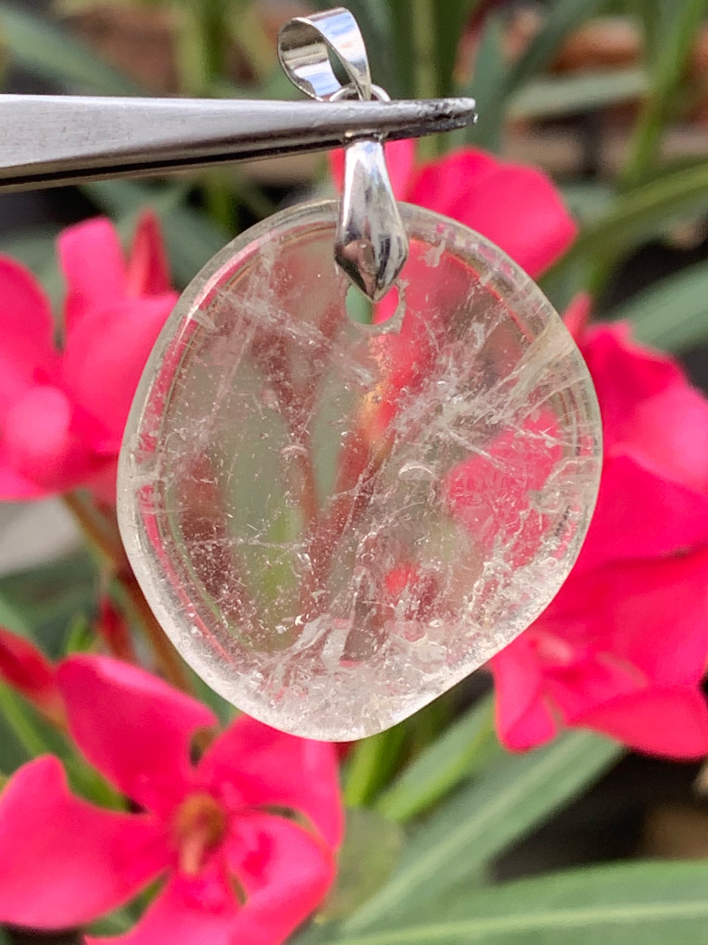 Cristal de roche/ Quartz, pendentif de 45mm de hauteur x 30 de largeur x 7 d'épaisseur. Vendu avec cordon réglable de couleur noire !