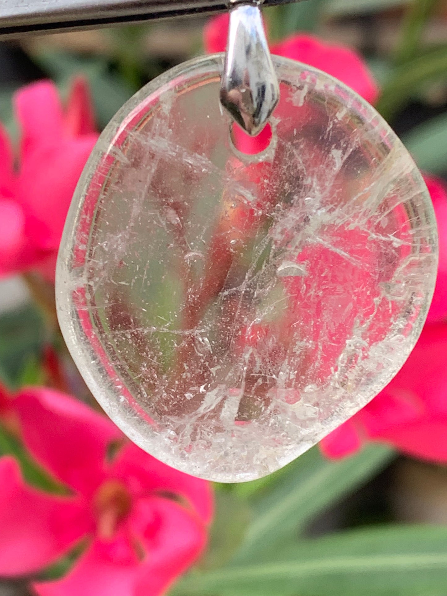 Cristal de roche/ Quartz, pendentif de 45mm de hauteur x 30 de largeur x 7 d'épaisseur. Vendu avec cordon réglable de couleur noire !