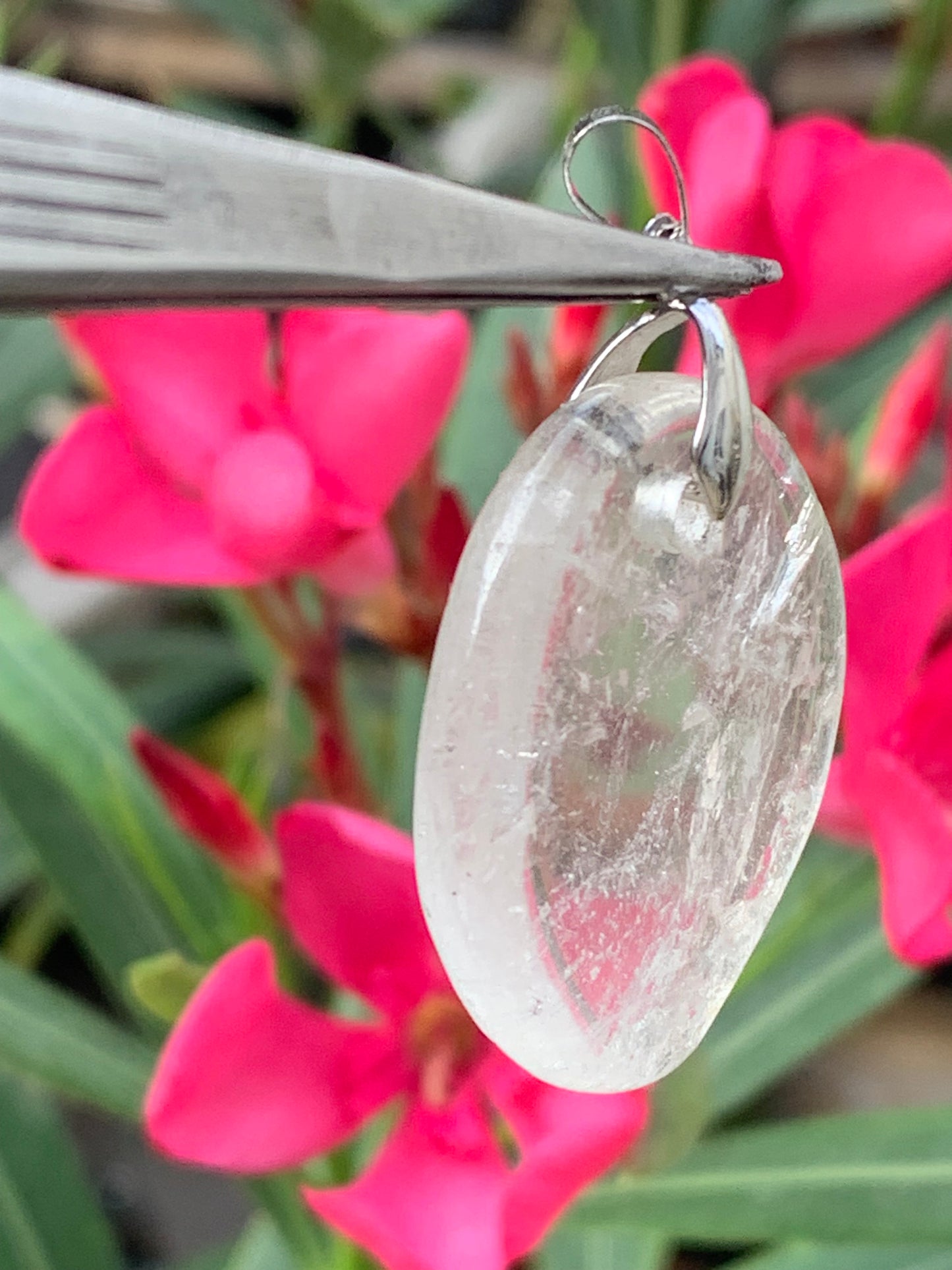 Cristal de roche/ Quartz, pendentif de 45mm de hauteur x 30 de largeur x 7 d'épaisseur. Vendu avec cordon réglable de couleur noire !