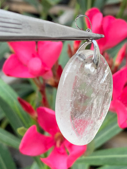 Cristal de roche/ Quartz, pendentif de 45mm de hauteur x 30 de largeur x 7 d'épaisseur. Vendu avec cordon réglable de couleur noire !