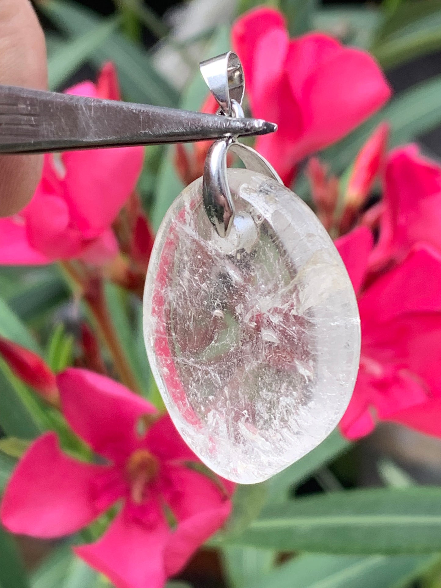 Cristal de roche/ Quartz, pendentif de 45mm de hauteur x 30 de largeur x 7 d'épaisseur. Vendu avec cordon réglable de couleur noire !