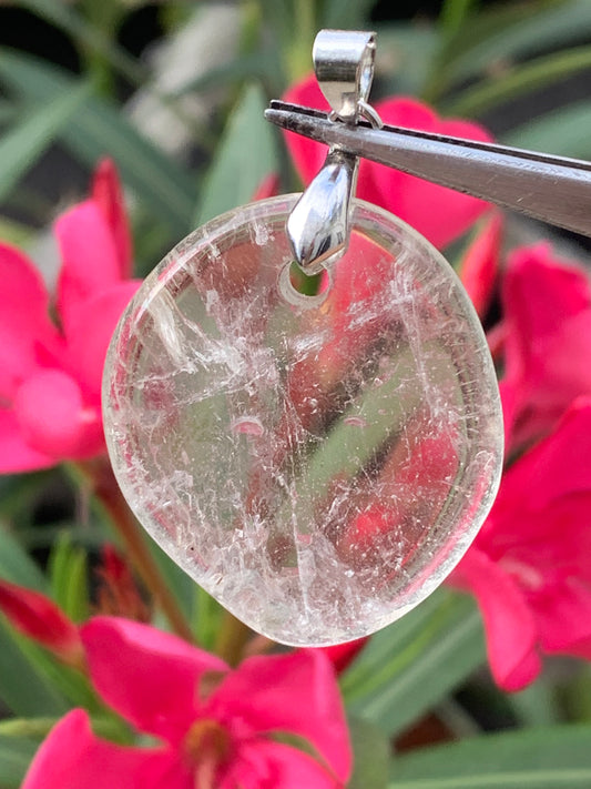 Cristal de roche/ Quartz, pendentif de 45mm de hauteur x 30 de largeur x 7 d'épaisseur. Vendu avec cordon réglable de couleur noire !