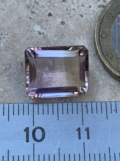 Ametrine, pierre taillée de 13mm x10 x7 - 7 carats. Magnifiques reflets bi-couleurs, parfait en bijouterie, collection ,exposition...