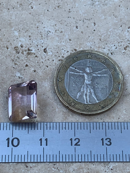 Ametrine, pierre taillée de 13mm x10 x7 - 7 carats. Magnifiques reflets bi-couleurs, parfait en bijouterie, collection ,exposition...