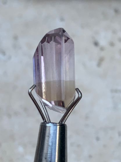 Ametrine, pierre taillée de 13mm x10 x7 - 7 carats. Magnifiques reflets bi-couleurs, parfait en bijouterie, collection ,exposition...