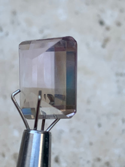 Ametrine, pierre taillée de 13mm x10 x7 - 7 carats. Magnifiques reflets bi-couleurs, parfait en bijouterie, collection ,exposition...