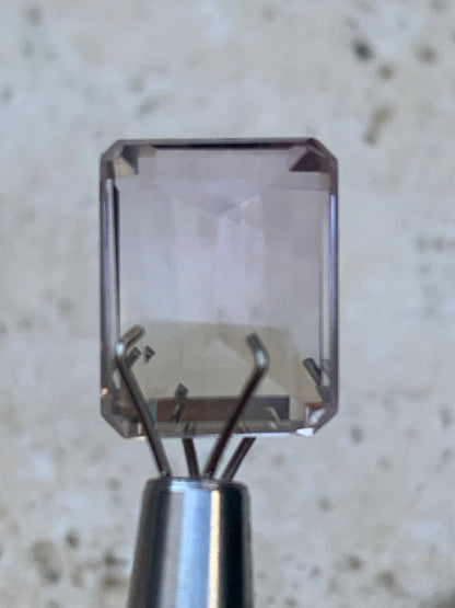 Ametrine, pierre taillée de 13mm x10 x7 - 7 carats. Magnifiques reflets bi-couleurs, parfait en bijouterie, collection ,exposition...